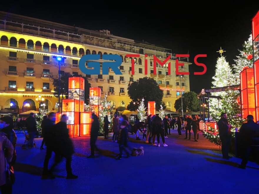 Θεσσαλονίκη: Φωτογράφισαν το χριστουγεννιάτικο δένδρο φορώντας μάσκες αλλά χωρίς αποστάσεις