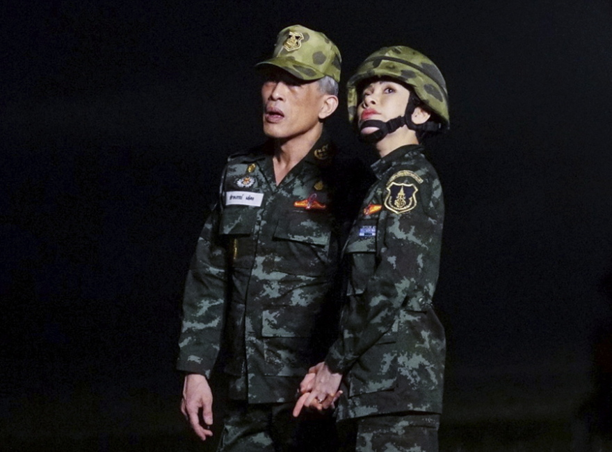 Σάλος στην Ταϊλάνδη: Διέρρευσαν 1.400 γυμνές φωτογραφίες της επίσημης ερωμένης του βασιλιά