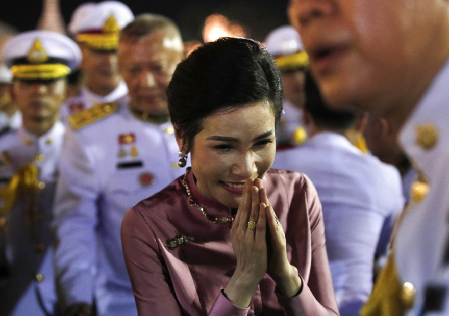 Σάλος στην Ταϊλάνδη: Διέρρευσαν 1.400 γυμνές φωτογραφίες της επίσημης ερωμένης του βασιλιά