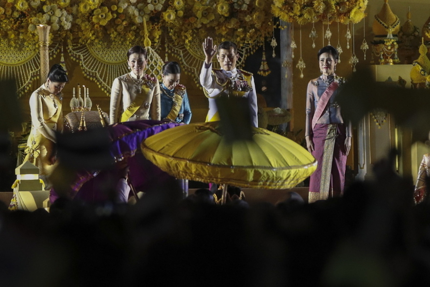 Σάλος στην Ταϊλάνδη: Διέρρευσαν 1.400 γυμνές φωτογραφίες της επίσημης ερωμένης του βασιλιά