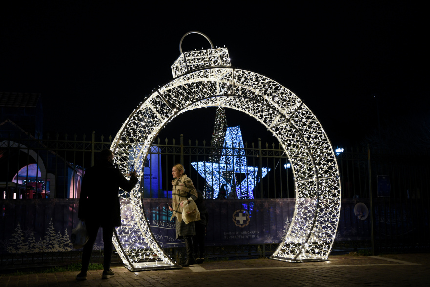 Φωταγωγήθηκε το χριστουγεννιάτικο δέντρο της Περιφέρειας Αττικής στο Πεδίο του Άρεως