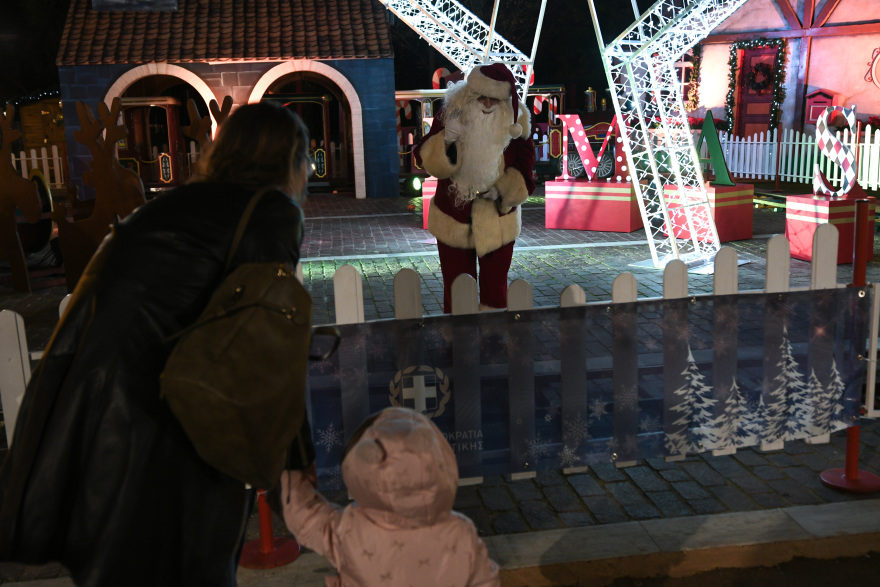 Φωταγωγήθηκε το χριστουγεννιάτικο δέντρο της Περιφέρειας Αττικής στο Πεδίο του Άρεως
