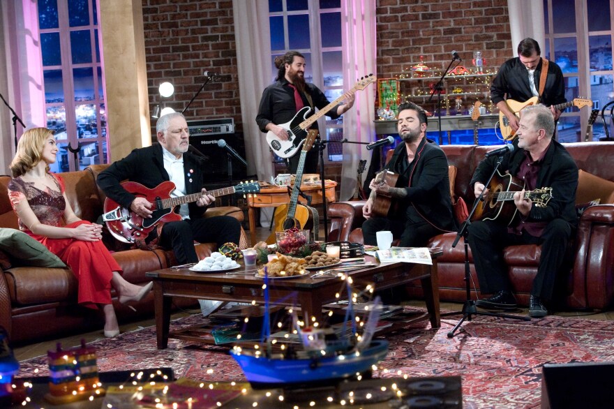 ΕΡΤ: Ο Νίκος Ζιώγαλας και ο Θοδωρής Μαραντίνης ανοίγουν το  χριστουγεννιάτικο «Μουσικό Κουτί» 