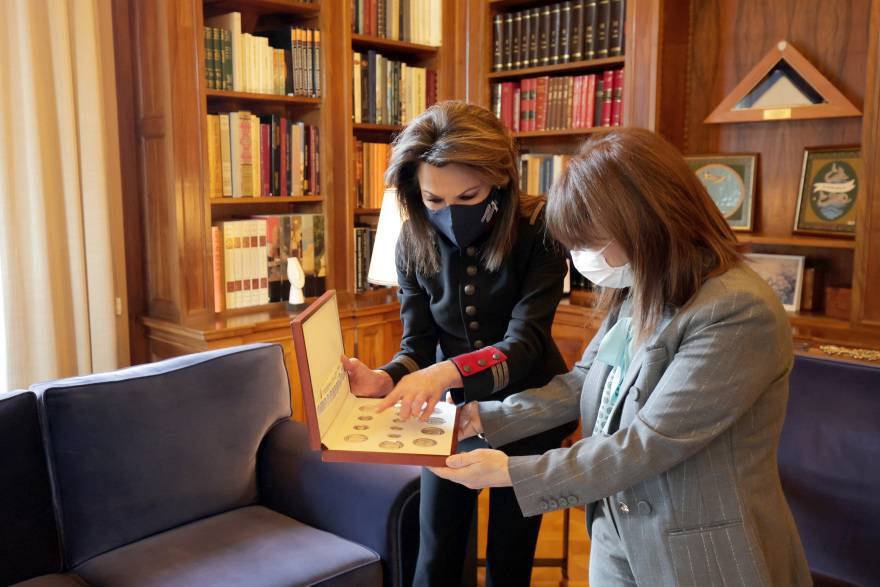 Για τις εκδηλώσεις των 200 χρόνων από την Ελληνική Επανάσταση ενημερώθηκε η Κ. Σακελλαροπούλου από την Γ. Αγγελοπούλου 