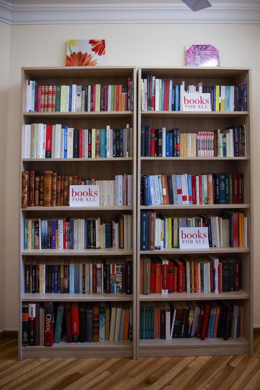 Δανειστική Βιβλιοθήκη στο Κέντρο Αστέγων του Δήμου Αθηναίων με τη συμβολή του ΘΕΜΑ 104,6  και της Bespoke Communications