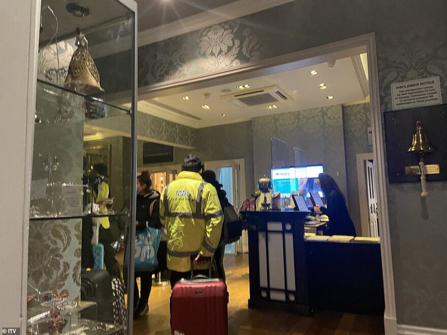 Σε κατάσταση πολιορκίας η Βρετανία: Νέο ρεκόρ κρουσμάτων, ανησυχία για τα τρόφιμα