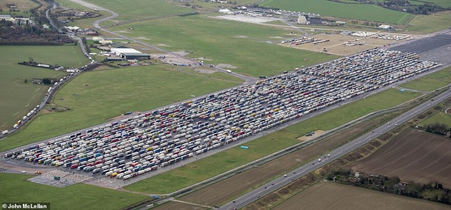 Σε κατάσταση πολιορκίας η Βρετανία: Νέο ρεκόρ κρουσμάτων, ανησυχία για τα τρόφιμα