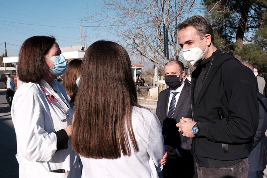 Μητσοτάκης από Βέροια: «Μόνο πολύ στενές οικογενειακές συνάξεις τα Χριστούγεννα»