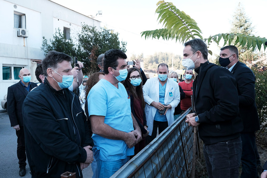 Μητσοτάκης από Βέροια: «Μόνο πολύ στενές οικογενειακές συνάξεις τα Χριστούγεννα»