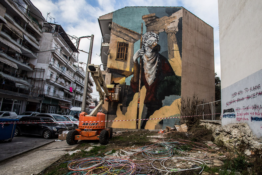 Εντυπωσιακό γκράφιτι για τον κορωνοϊό σε πολυκατοικία της Δράμας