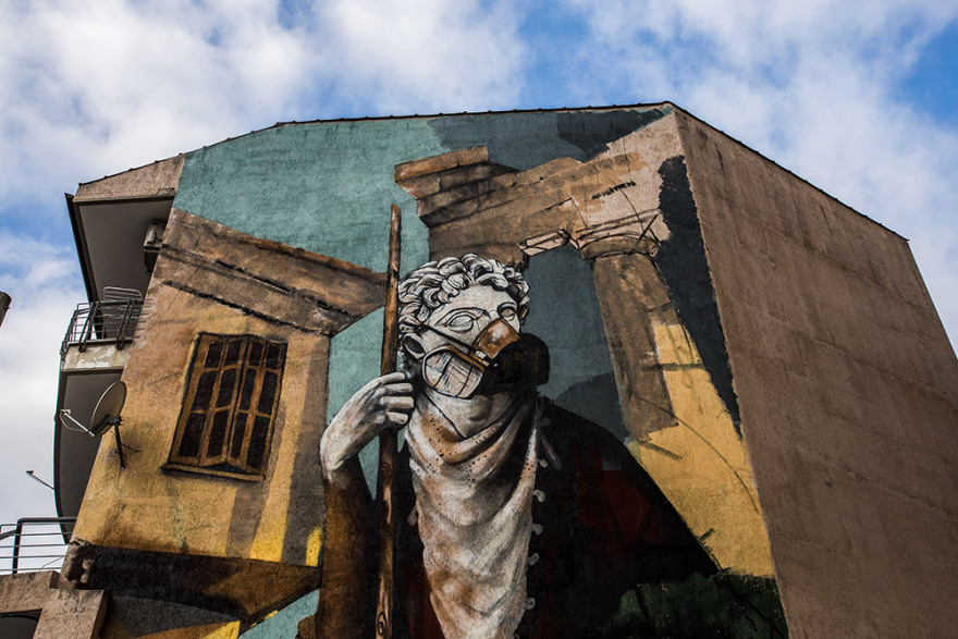 Εντυπωσιακό γκράφιτι για τον κορωνοϊό σε πολυκατοικία της Δράμας