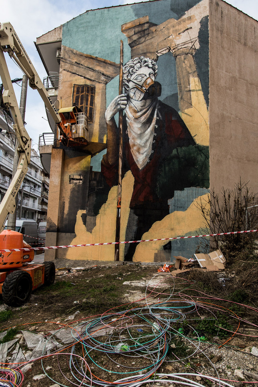 Εντυπωσιακό γκράφιτι για τον κορωνοϊό σε πολυκατοικία της Δράμας