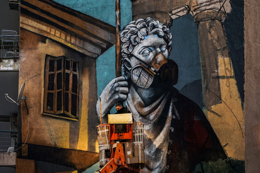 Εντυπωσιακό γκράφιτι για τον κορωνοϊό σε πολυκατοικία της Δράμας