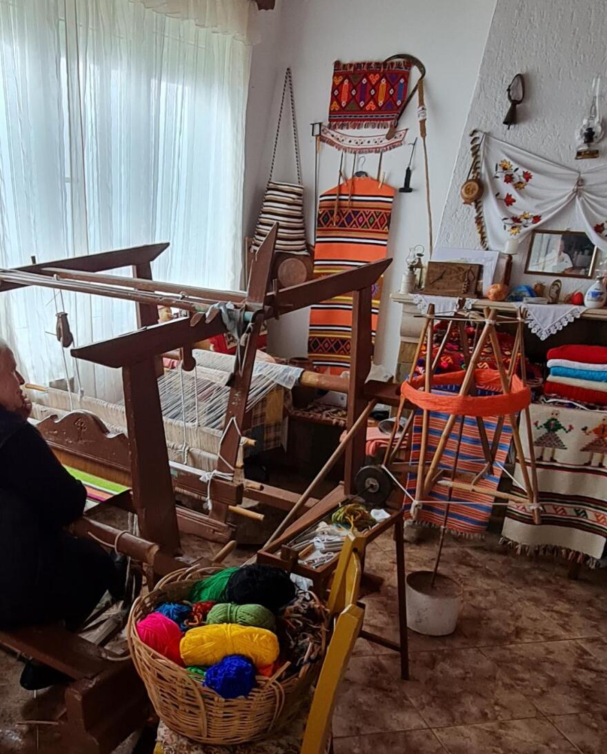 Η «βασίλισσα» του Dior υποκλίθηκε στους αργαλειούς των Ανωγείων - Φωτογραφίες