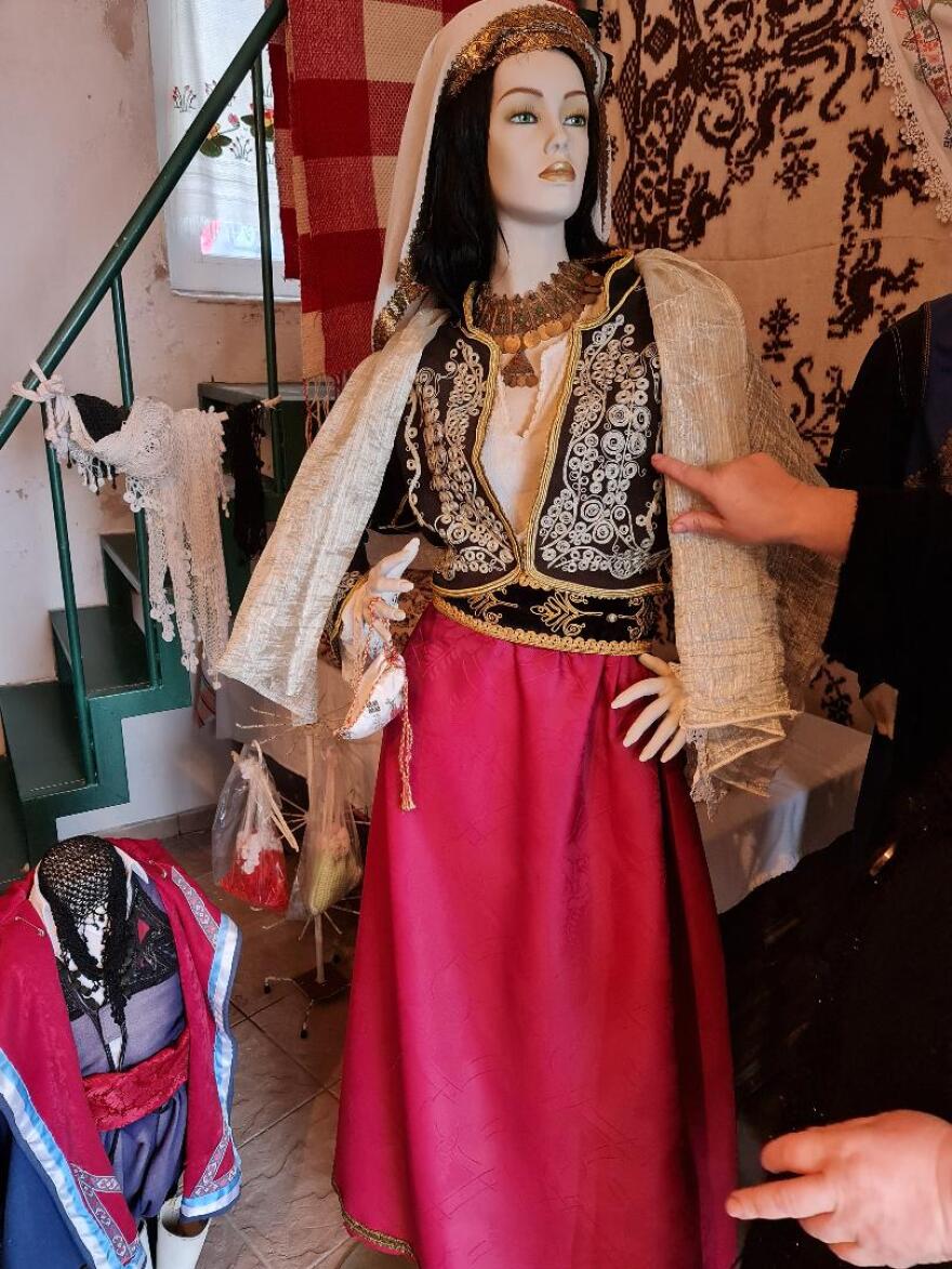 Η «βασίλισσα» του Dior υποκλίθηκε στους αργαλειούς των Ανωγείων - Φωτογραφίες