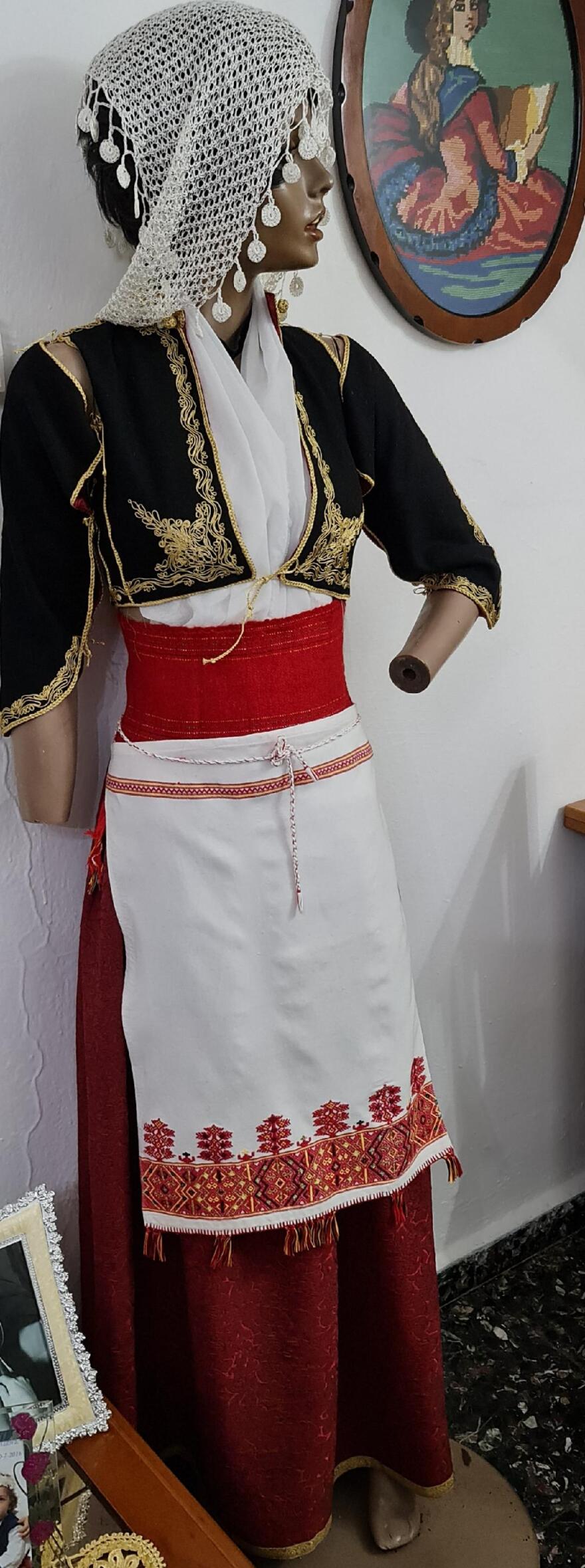 Η «βασίλισσα» του Dior υποκλίθηκε στους αργαλειούς των Ανωγείων - Φωτογραφίες