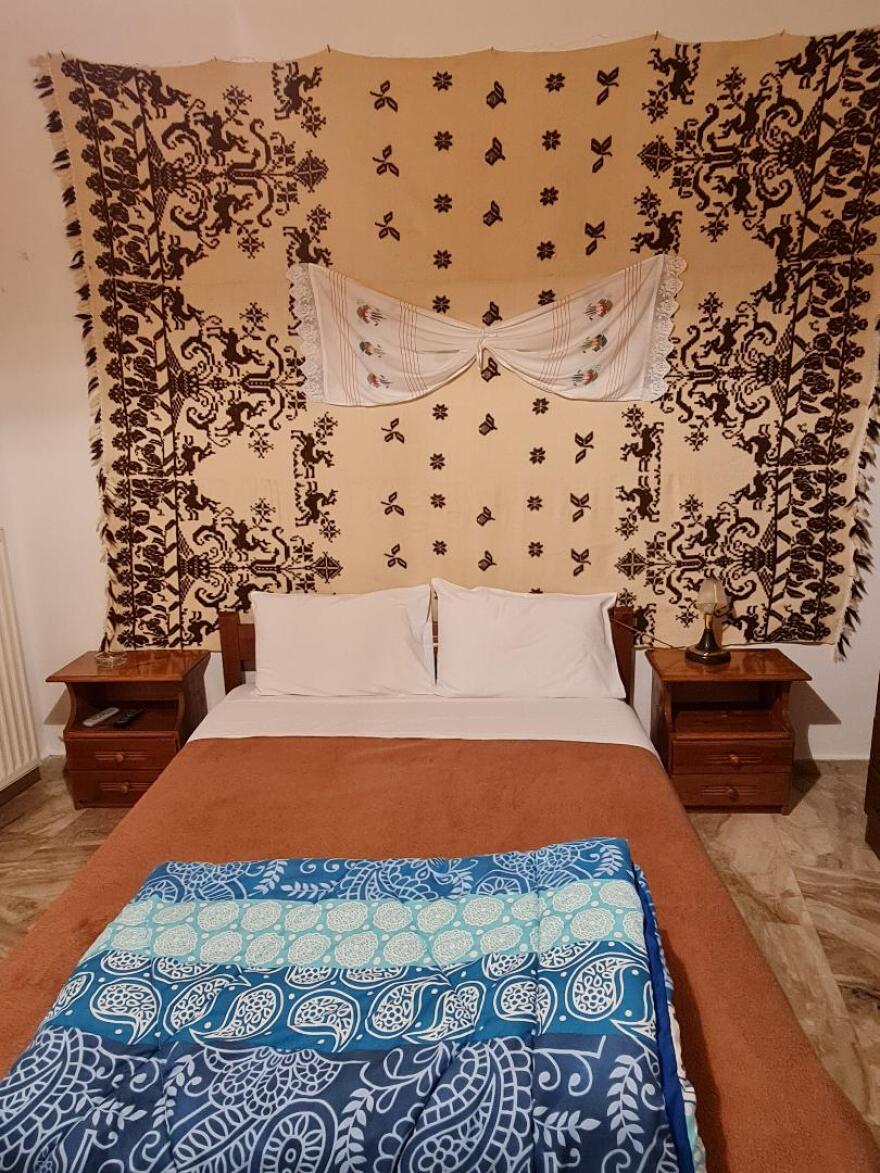 Η «βασίλισσα» του Dior υποκλίθηκε στους αργαλειούς των Ανωγείων - Φωτογραφίες