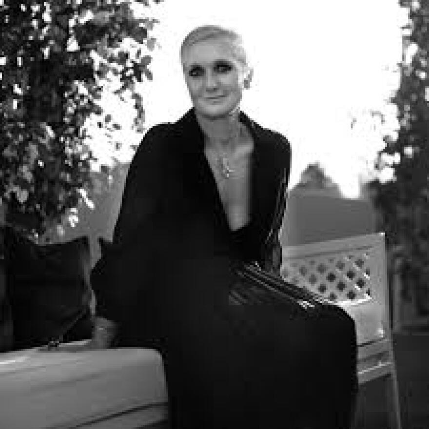 Η «βασίλισσα» του Dior υποκλίθηκε στους αργαλειούς των Ανωγείων - Φωτογραφίες