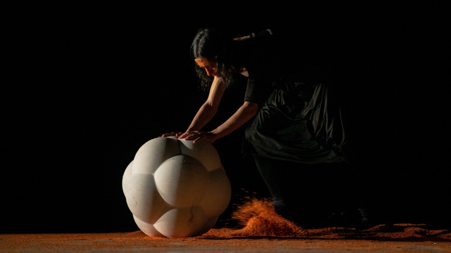 «Stones & Bones»: Παγκόσμια διαδικτυακή πρεμιέρα στη Στέγη του Ιδρύματος Ωνάση