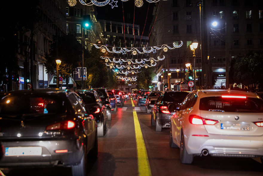 Κίνηση στους δρόμους: Προπαραμονή Χριστουγέννων με απίστευτο μποτιλιάρισμα στην Αθήνα 