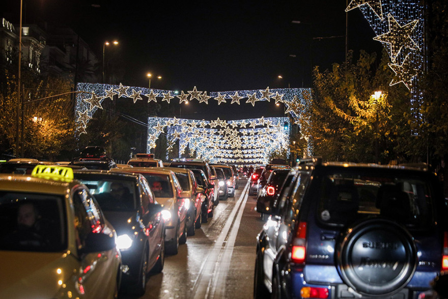 Κίνηση στους δρόμους: Προπαραμονή Χριστουγέννων με απίστευτο μποτιλιάρισμα στην Αθήνα 
