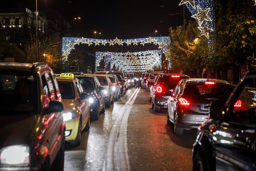 Κίνηση στους δρόμους: Προπαραμονή Χριστουγέννων με απίστευτο μποτιλιάρισμα στην Αθήνα 