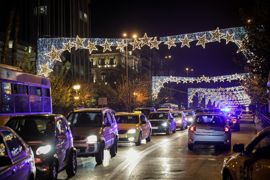Κίνηση στους δρόμους: Προπαραμονή Χριστουγέννων με απίστευτο μποτιλιάρισμα στην Αθήνα 