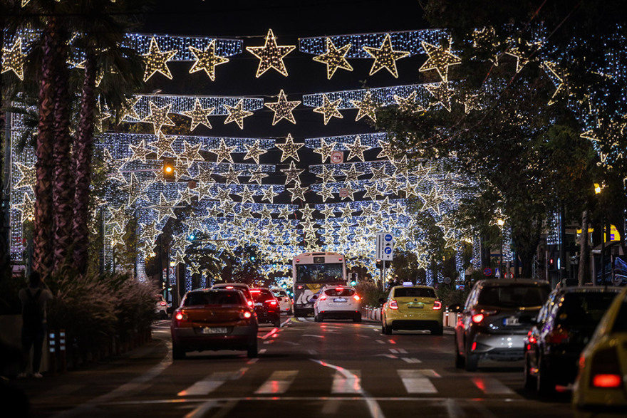 Κίνηση στους δρόμους: Προπαραμονή Χριστουγέννων με απίστευτο μποτιλιάρισμα στην Αθήνα 