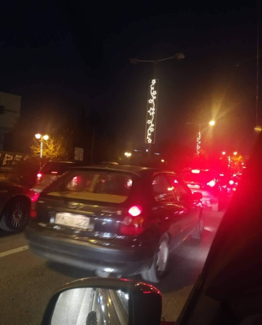 Κίνηση στους δρόμους: Προπαραμονή Χριστουγέννων με απίστευτο μποτιλιάρισμα στην Αθήνα 