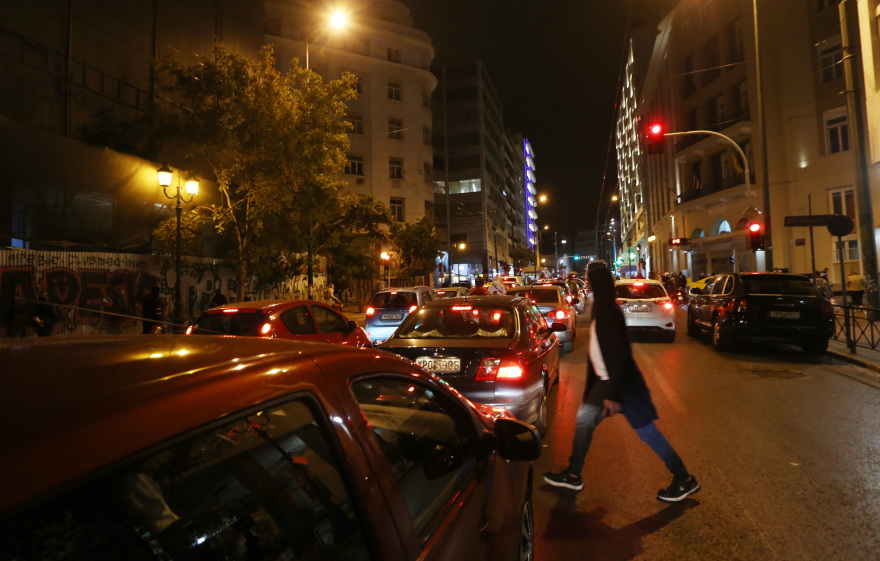 Κίνηση στους δρόμους: Προπαραμονή Χριστουγέννων με απίστευτο μποτιλιάρισμα στην Αθήνα 
