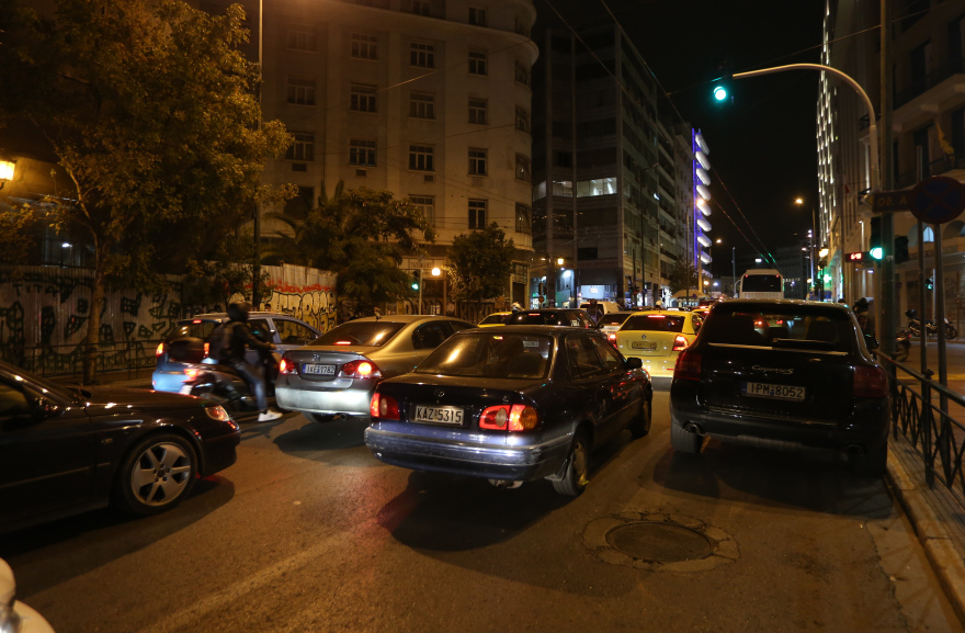 Κίνηση στους δρόμους: Προπαραμονή Χριστουγέννων με απίστευτο μποτιλιάρισμα στην Αθήνα 