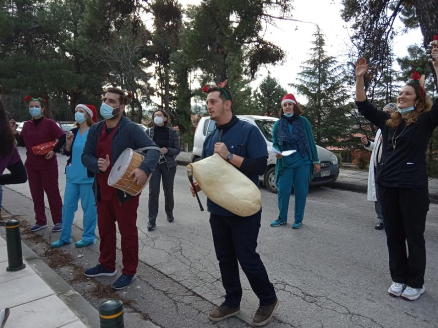 Συγκίνηση στο «Παπανικολάου»: Κάλαντα στα παράθυρα των κλινικών Covid από ειδικευόμενους γιατρούς