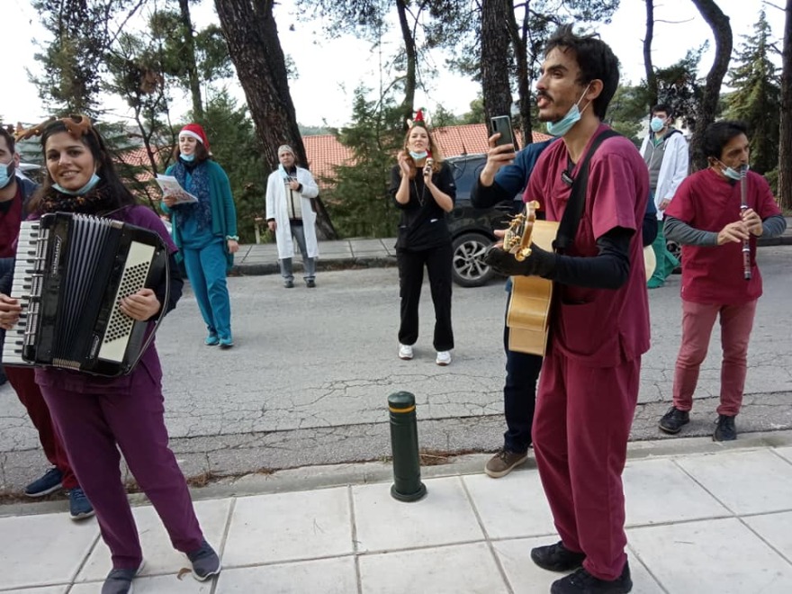 Συγκίνηση στο «Παπανικολάου»: Κάλαντα στα παράθυρα των κλινικών Covid από ειδικευόμενους γιατρούς