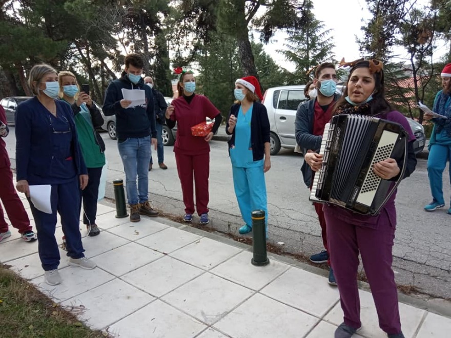 Συγκίνηση στο «Παπανικολάου»: Κάλαντα στα παράθυρα των κλινικών Covid από ειδικευόμενους γιατρούς