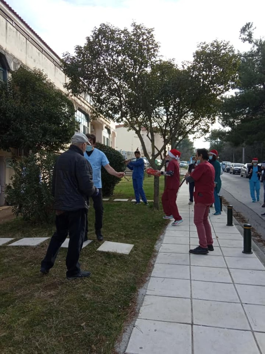 Συγκίνηση στο «Παπανικολάου»: Κάλαντα στα παράθυρα των κλινικών Covid από ειδικευόμενους γιατρούς
