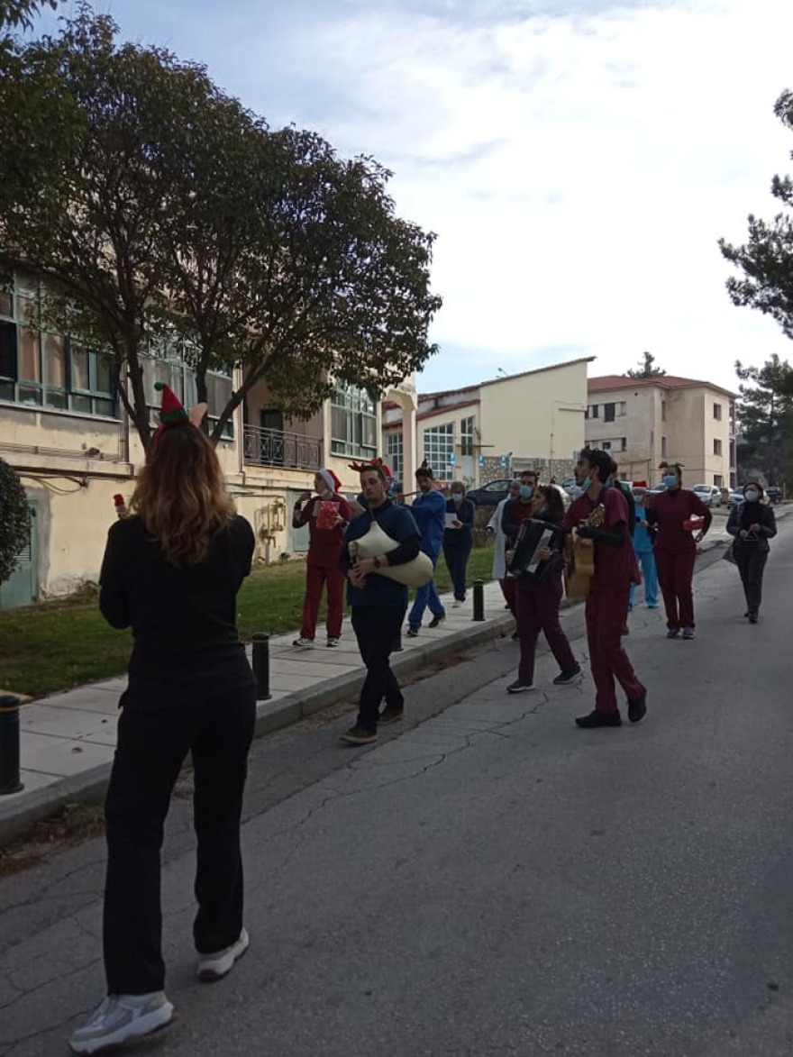 Συγκίνηση στο «Παπανικολάου»: Κάλαντα στα παράθυρα των κλινικών Covid από ειδικευόμενους γιατρούς