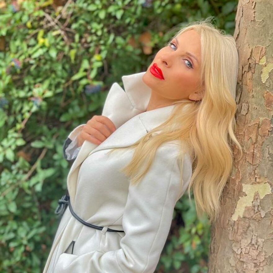 Ελένη Μενεγάκη: Ποζάρει στον κήπο της και εύχεται «καλά Χριστούγεννα»