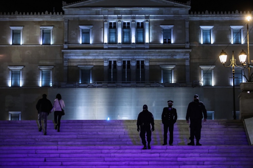 Ξεκίνησε η απαγόρευση της κυκλοφορίας: Αυστηροί έλεγχοι της ΕΛΑΣ στο κέντρο της Αθήνας (βίντεο - φωτογραφίες)