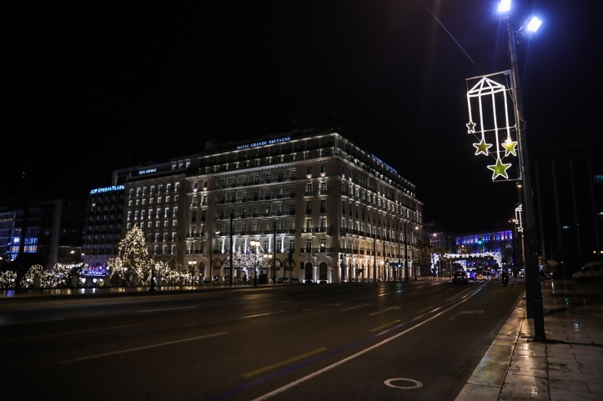 Ξεκίνησε η απαγόρευση της κυκλοφορίας: Αυστηροί έλεγχοι της ΕΛΑΣ στο κέντρο της Αθήνας (βίντεο - φωτογραφίες)