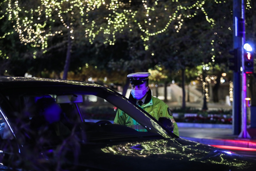 Ξεκίνησε η απαγόρευση της κυκλοφορίας: Αυστηροί έλεγχοι της ΕΛΑΣ στο κέντρο της Αθήνας (βίντεο - φωτογραφίες)