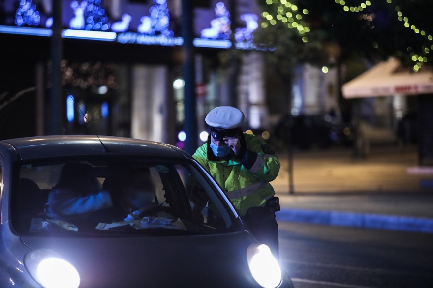 Ξεκίνησε η απαγόρευση της κυκλοφορίας: Αυστηροί έλεγχοι της ΕΛΑΣ στο κέντρο της Αθήνας (βίντεο - φωτογραφίες)