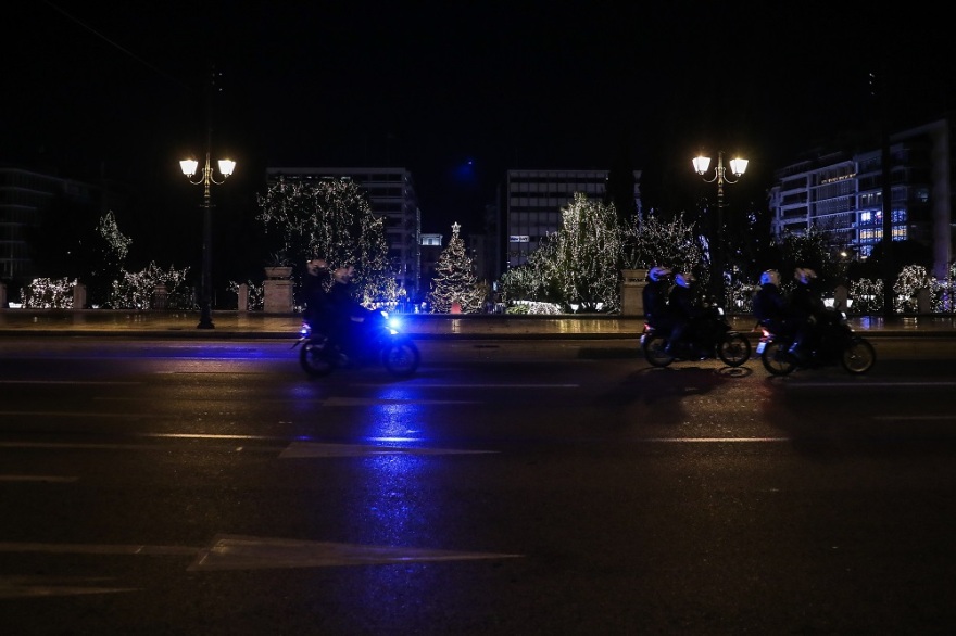 Ξεκίνησε η απαγόρευση της κυκλοφορίας: Αυστηροί έλεγχοι της ΕΛΑΣ στο κέντρο της Αθήνας (βίντεο - φωτογραφίες)