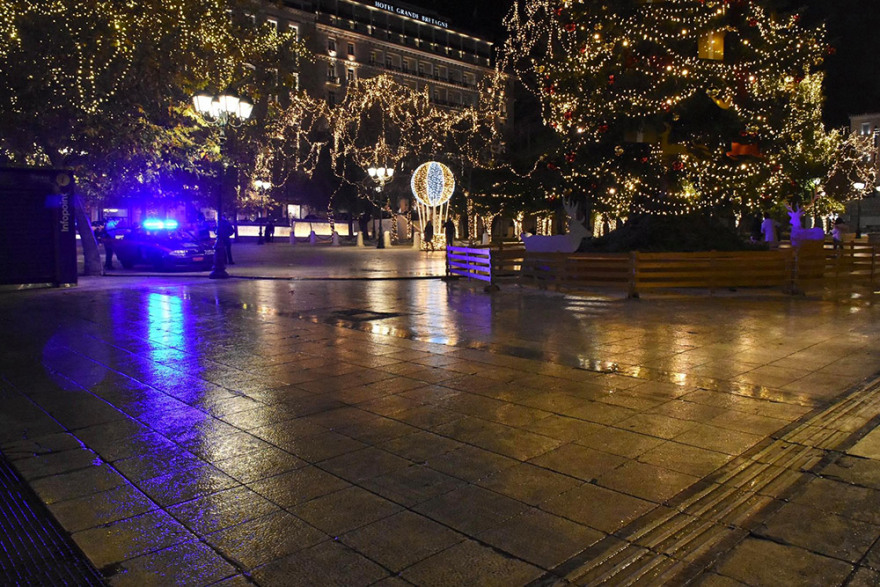 Ξεκίνησε η απαγόρευση της κυκλοφορίας: Αυστηροί έλεγχοι της ΕΛΑΣ στο κέντρο της Αθήνας (βίντεο - φωτογραφίες)