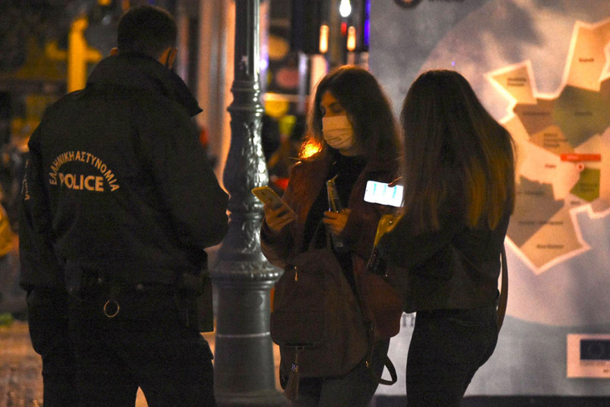 Ξεκίνησε η απαγόρευση της κυκλοφορίας: Αυστηροί έλεγχοι της ΕΛΑΣ στο κέντρο της Αθήνας (βίντεο - φωτογραφίες)