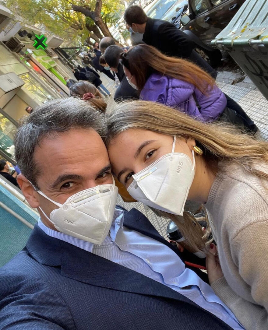 Ο Κυριάκος Μητσοτάκης και η κόρη του Δάφνη αγοράζουν βιβλία 