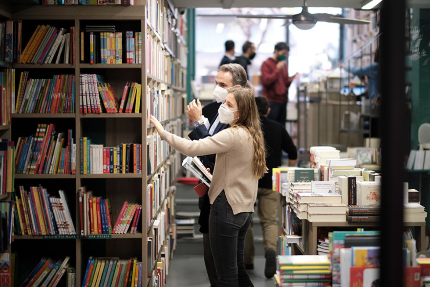 Ο Κυριάκος Μητσοτάκης και η κόρη του Δάφνη αγοράζουν βιβλία 