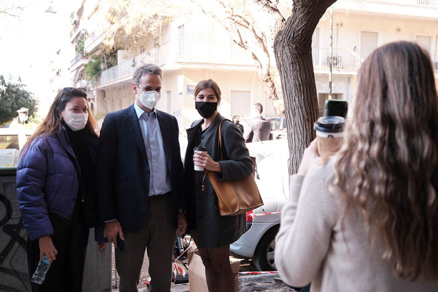 Ο Κυριάκος Μητσοτάκης και η κόρη του Δάφνη αγοράζουν βιβλία 