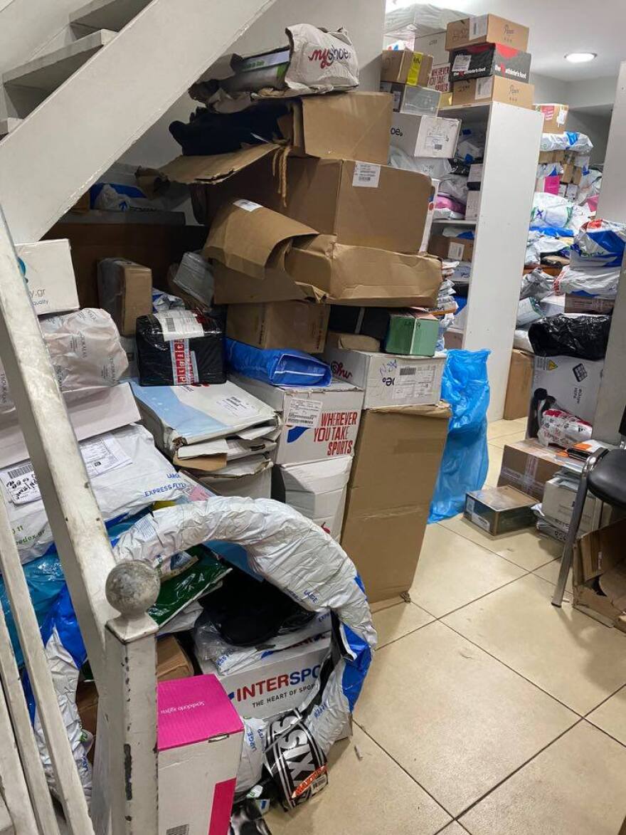 Άγιος Δημήτριος: Εικόνες χάους έξω από εταιρεία ταχυμεταφορών - Δέματα σαν... σκουπίδια!