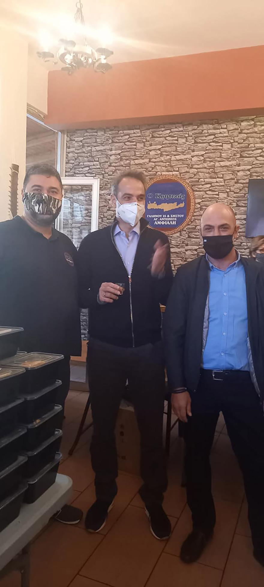 Μητσοτάκης: Φαγητό και δώρα σε κόσμο που το έχει ανάγκη μοίρασε ο πρωθυπουργός 