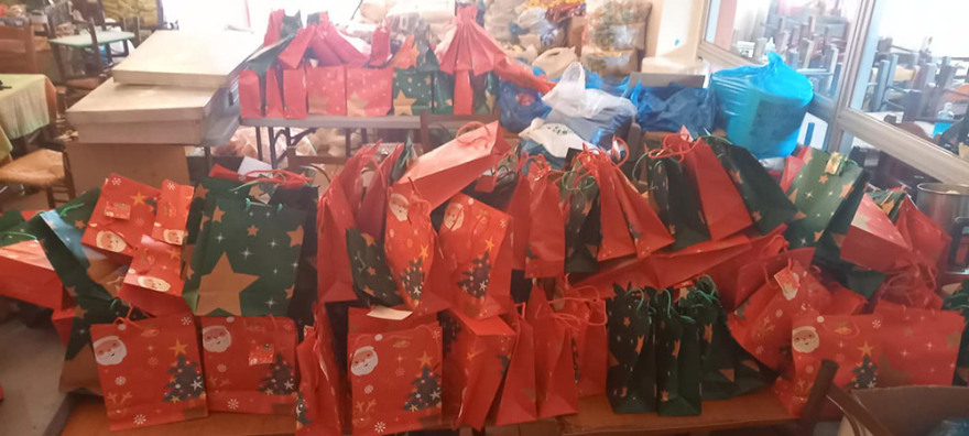 Μητσοτάκης: Φαγητό και δώρα σε κόσμο που το έχει ανάγκη μοίρασε ο πρωθυπουργός 